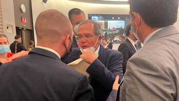 El ministro con su par