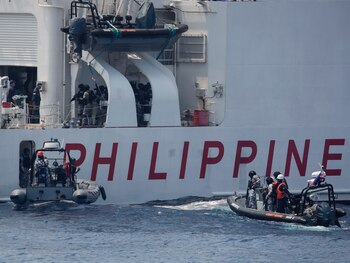 Fotografía de archivo fechada en junio de 2023 de un buque filipino durante unas maniobras en el mar de China Meridional (EFE/EPA/FRANCIS R. MALASIG)