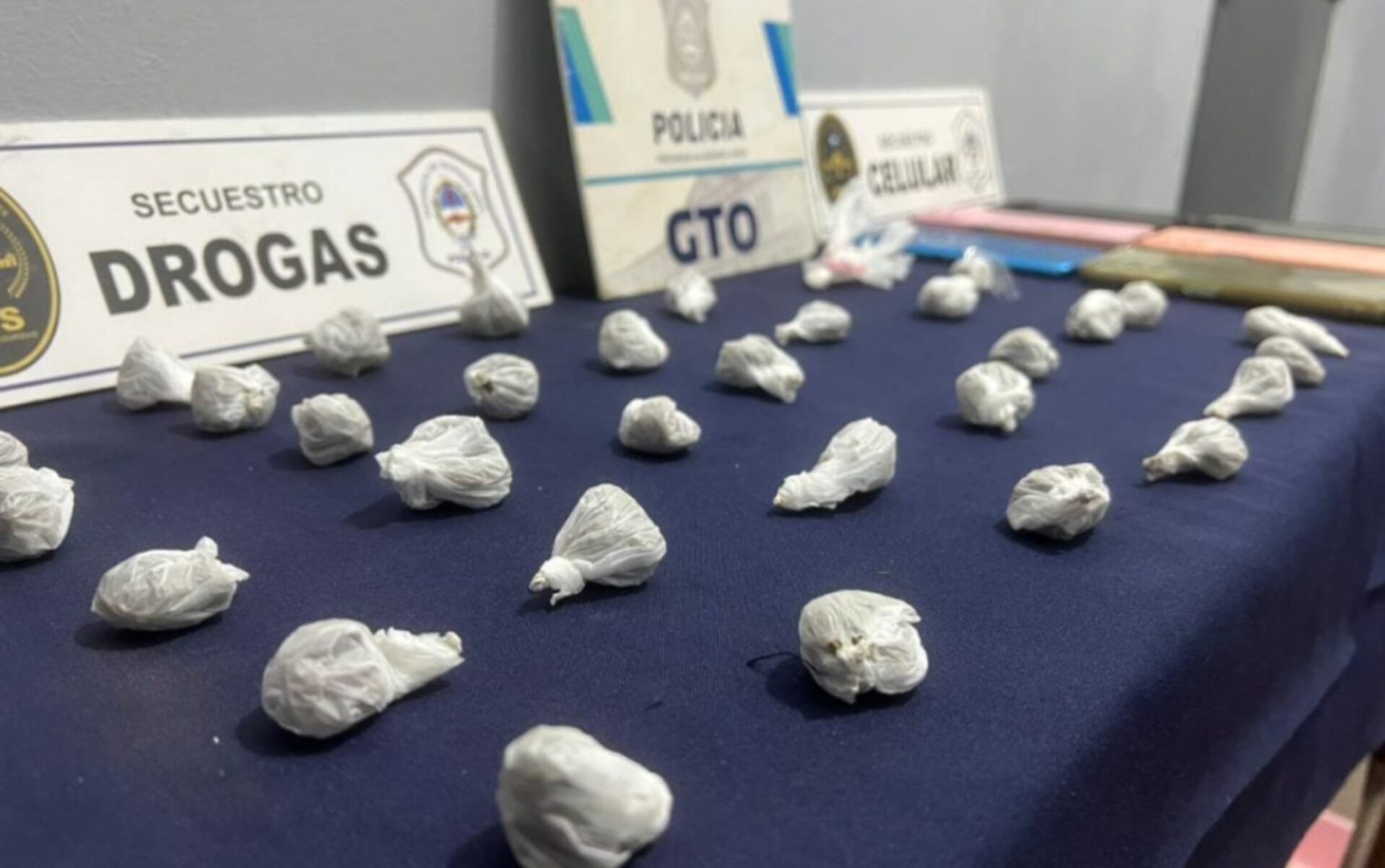 Los envoltorios de marihuana secuestrados en el procedimiento realizado por la Policía en la casa donde secuestraron a la mujer (La Capital)