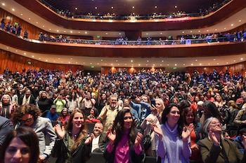 Una multitud eufórica y atenta