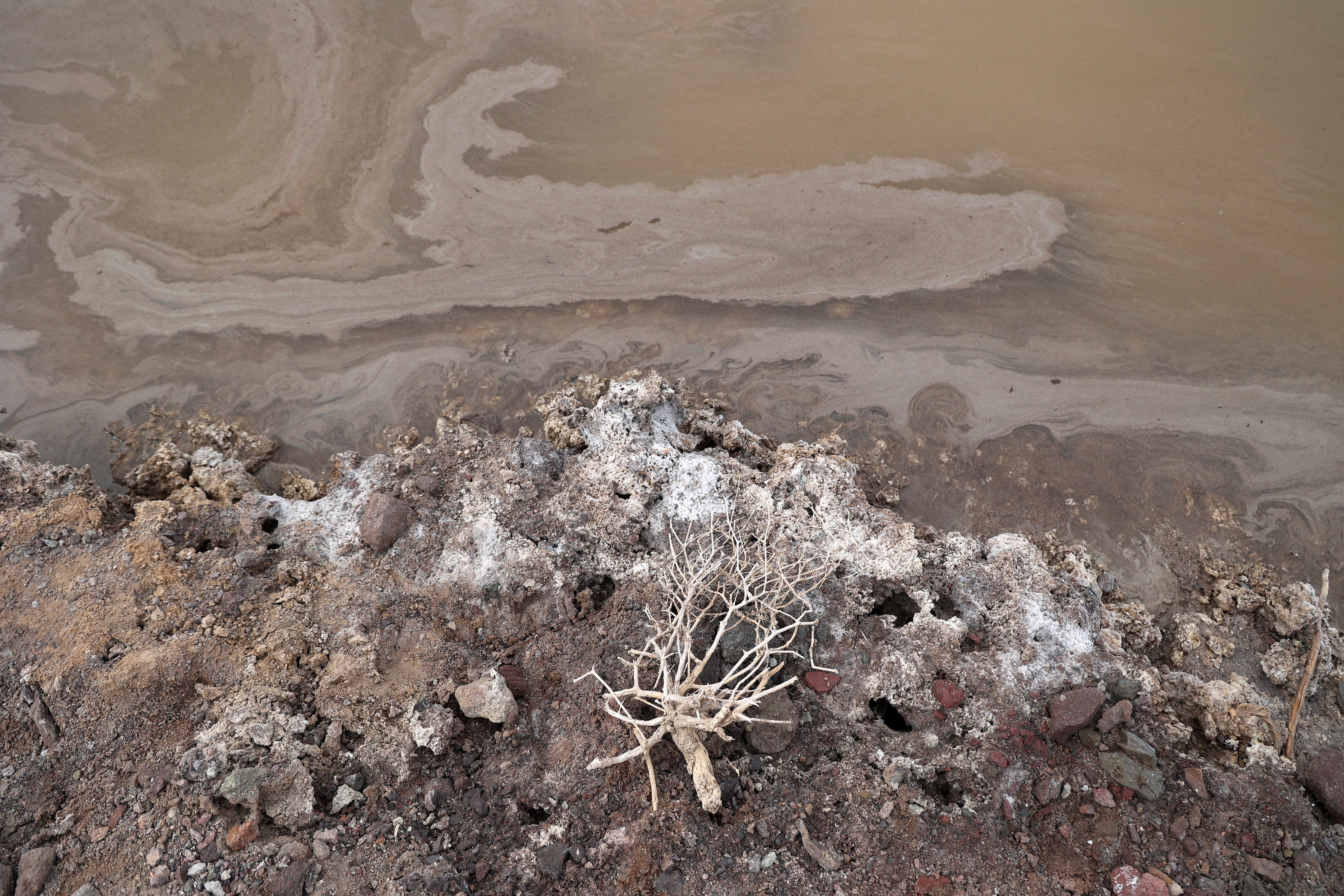 Badwater Basin, el punto más bajo de Norteamérica, vuelve a llenarse de agua después de intensas tormentas en 2024. (REUTERS/Ronda Churchill)
