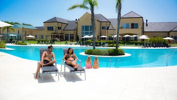 Verano con pasto, pileta y