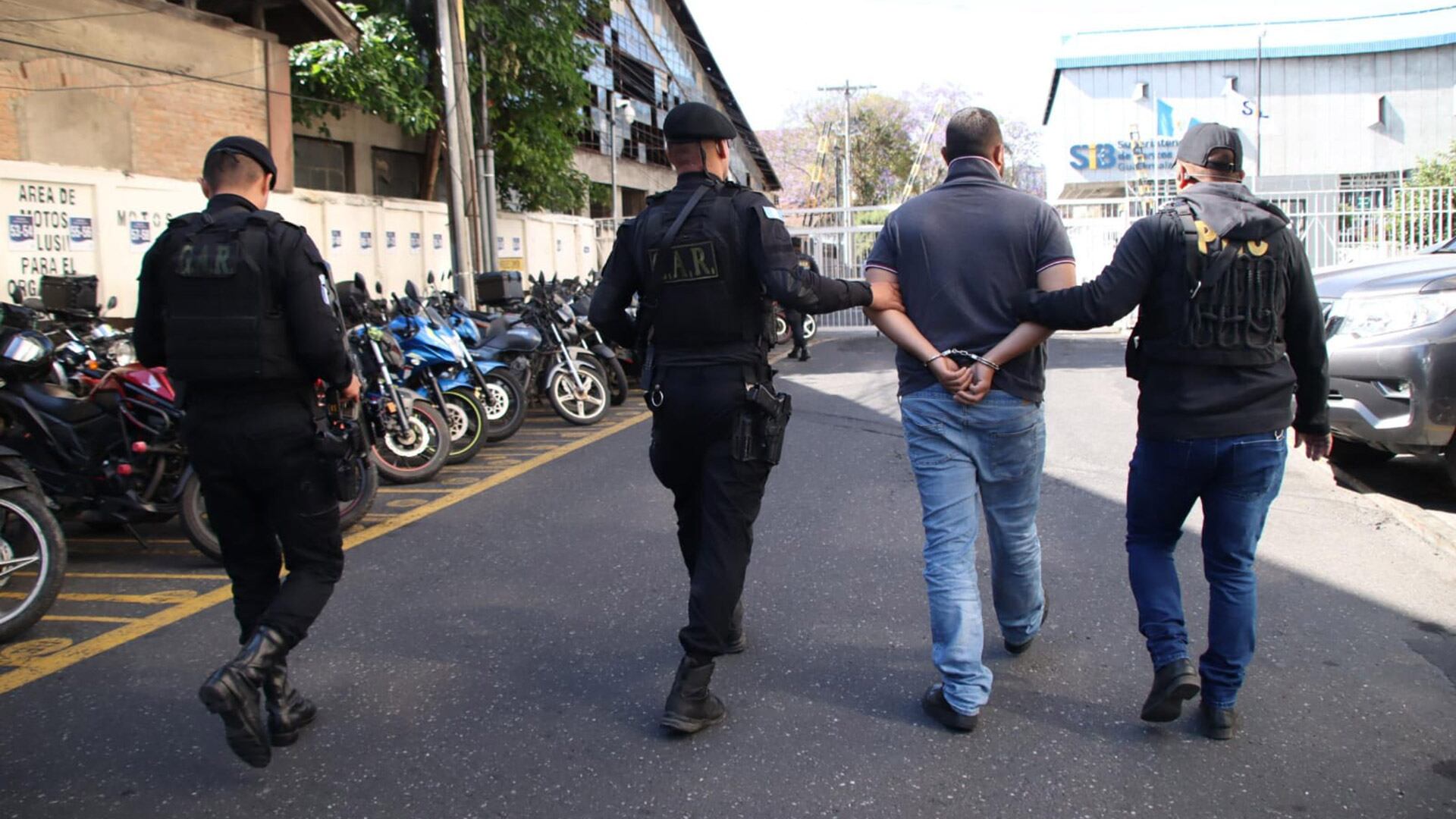 El arresto de un hombre señalado de liderar ataques recientes forma parte de una ofensiva diseñada para contrarrestar delitos ligados a extorsión y homicidios en la capital y otras regiones del país. (fotografía: PNCdeGuatemala)