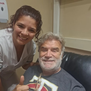 Marcelo "Teto" Medina junto a Paola Celis en la clínica donde lo tratan