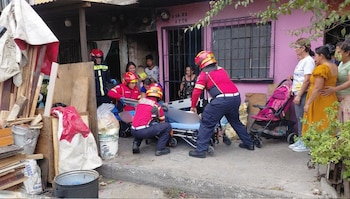 El Cuerpo de Bomberos Municipales atendió a las víctimas con soporte vital y las trasladó al Hospital Roosevelt en estado delicado. (Cortesía: Bomberos Municipales)