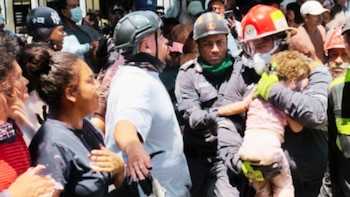 Rescatan a niña de 3 años de entre los escombros en Cali: con más de 100 horas, ofrece esperanza a voluntarios que aún buscan sobrevivientes