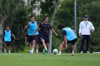 Sebastián Córdova y Cristián Calderón ya entrenan con el primer equipo, mientras la directiva busa dos refuerzos más para el Apertura 2026. (X/ @PumasMX)