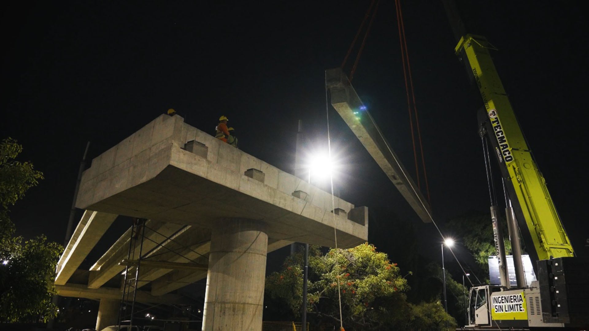 Las vigas estarán montadas sobre pilas ya construidas a ambos lados de la autopista.