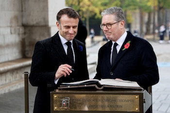 El presidente de Francia, Emmanuel Macron, y el primer ministro británico, Keir Starmer, firman la llama sagrada del Libro Dorado del Soldado Desconocido en la Place de l'Etoile, como parte de las conmemoraciones del 106 aniversario del Armisticio del 11 de noviembre de 1918, que puso fin a la Primera Guerra Mundial. Ludovic Marin/Pool vía REUTERS