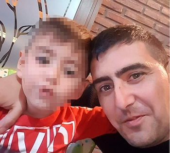 El policía junto a su