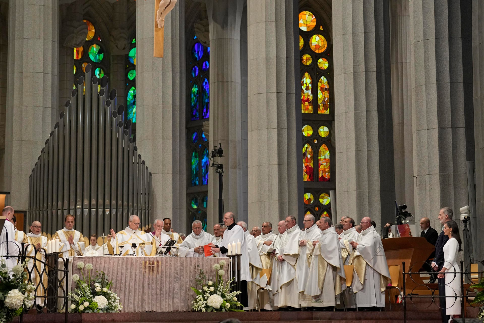 El papa León XIV oficia la misa solemne en la Sagrada Familia por el centenario de la muerte del arquitecto Antoni Gaudí, este miércoles en Barcelona dentro de su visita oficial a España. / EFE - Alejandro García