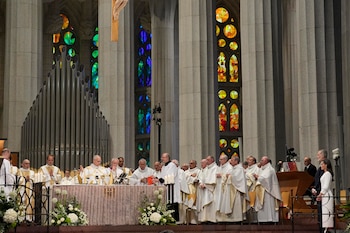 El papa León XIV oficia la misa solemne en la Sagrada Familia por el centenario de la muerte del arquitecto Antoni Gaudí, este miércoles en Barcelona dentro de su visita oficial a España. EFE/Alejandro García