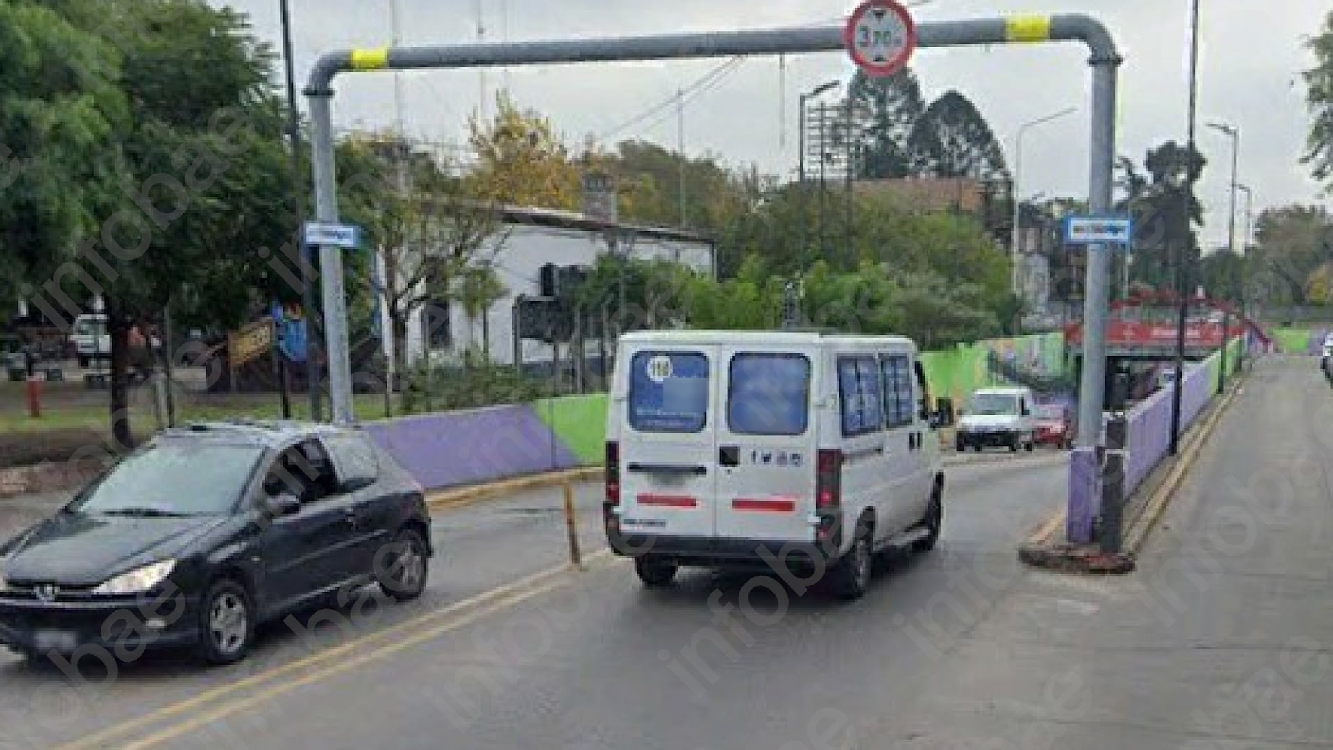 La pericia de ingeniería confirmó que existían carteles de advertencia sobre la altura máxima permitida en el paso bajo nivel. Imagen del informe pericial (Poder Judicial)