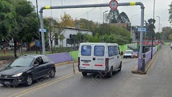 Calculó mal el chofer y el micro quedó incrustado bajo un puente: deberán indemnizar a una madre y su hija