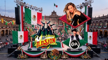 Escenario decorado con banderas de México, arreglos florales, el grupo Aarón y su Grupo Ilusión y dos cantantes en recuadros.