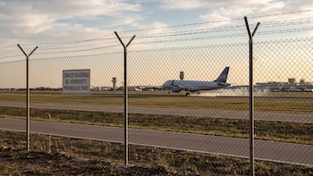 Panamá flexibiliza requisitos para ampliar por $25 millones el aeropuerto de Isla Colón