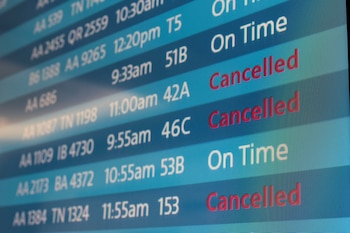 La FAA y FlightAware reportaron más de 900 vuelos cancelados y cerca de 4.000 retrasos entre el 10 y el 12 de junio por el impacto del clima extremo. (REUTERS/Carlos Barria/ARCHIVO)