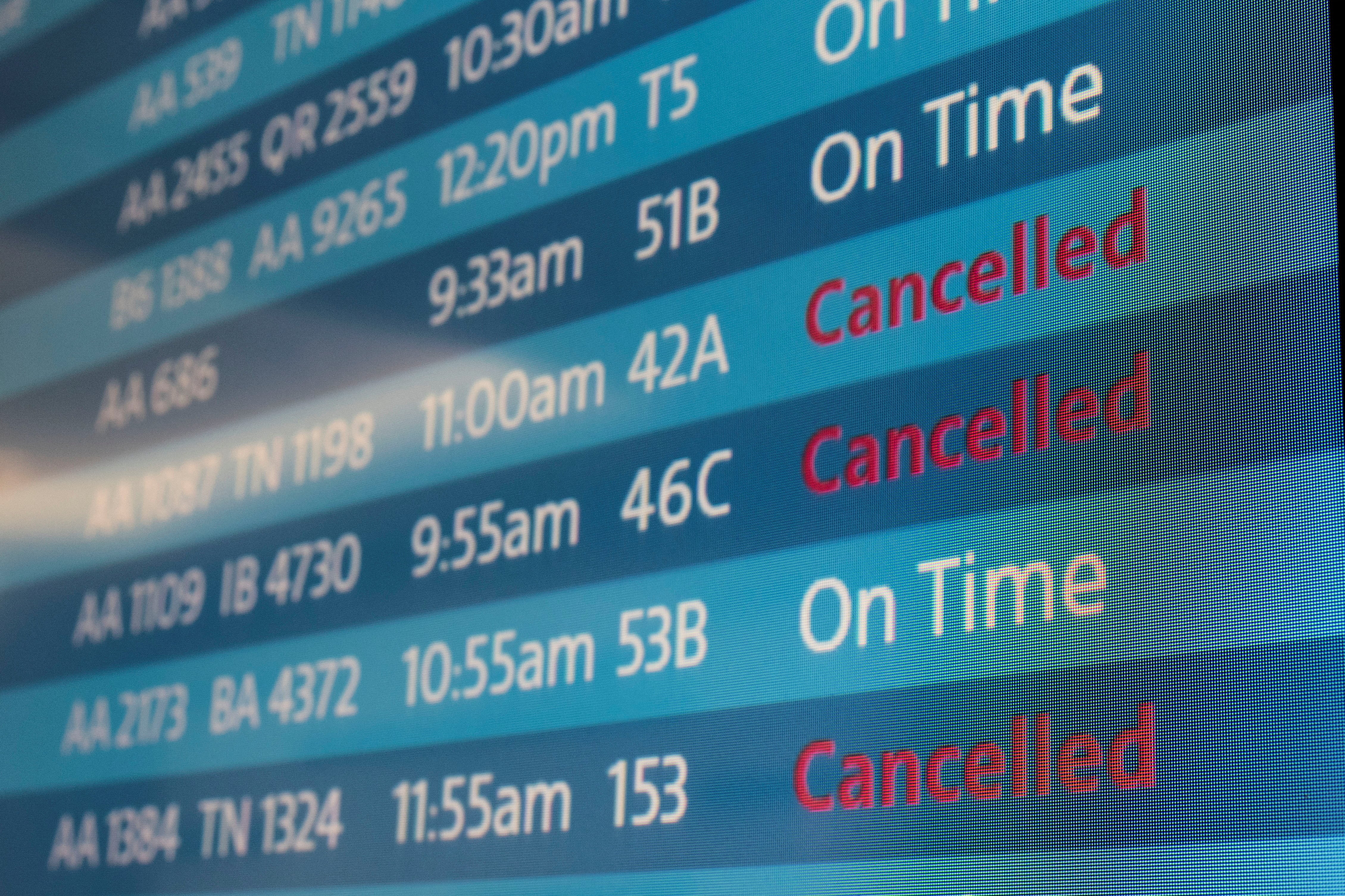 La FAA y FlightAware reportaron más de 900 vuelos cancelados y cerca de 4.000 retrasos entre el 10 y el 12 de junio por el impacto del clima extremo. (REUTERS/Carlos Barria/ARCHIVO)