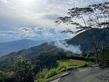 Columnas de humo y llamas