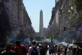 Manifestantes peronistas de Argentina avanzan hacia la Plaza de Mayo en Buenos Aires para manifestar su apoyo al presidente Alberto Fernández. 17 nov. 2021. REUTERS/Mariana Nedelcu