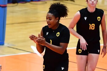 Ángela Leyva aportó 16 puntos en su debut en la Liga de Grecia con AEK Atenas ante el campeón