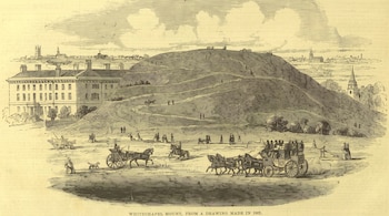 Un grabado monocromático muestra una gran colina en primer plano con edificios y un horizonte urbano al fondo. Varias personas, caballos y carruajes transitan por el terreno.