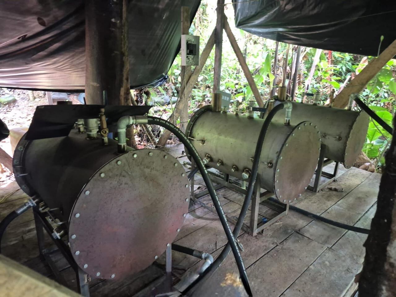 En la intervención en Barbacoas también fueron confiscados 4.255 galones de insumos líquidos y 1.900 kilogramos de insumos sólidos utilizados para el procesamiento de cocaína - crédito prensa Ponal