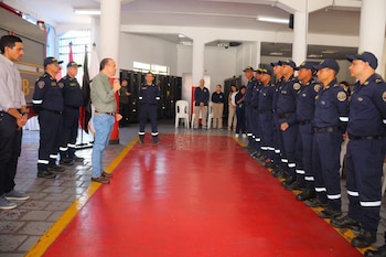 El alcalde de Cali, Alejandro Eder, recibió a los nueve integrantes del Cuerpo de Bomberos Voluntarios que participaron en la misión de búsqueda y rescate en Venezuela. - crédito @alejoeder/X