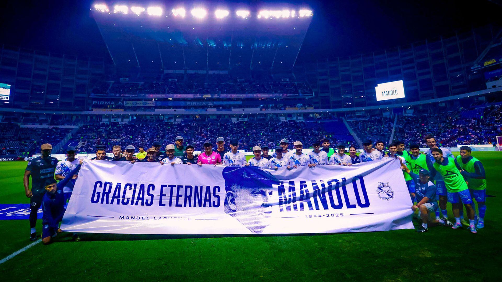 Jugadores y cuerpo arbitral rindieron tributo al entrenador con la icónica boina y un mensaje de agradecimiento en la cancha.(X / @ClubPueblaMX)
