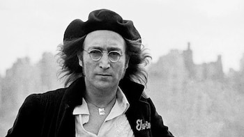 El profesor español que cambió la historia de la música: logró que pusieran las letras de las canciones en los discos tras conocer a John Lennon en Almería