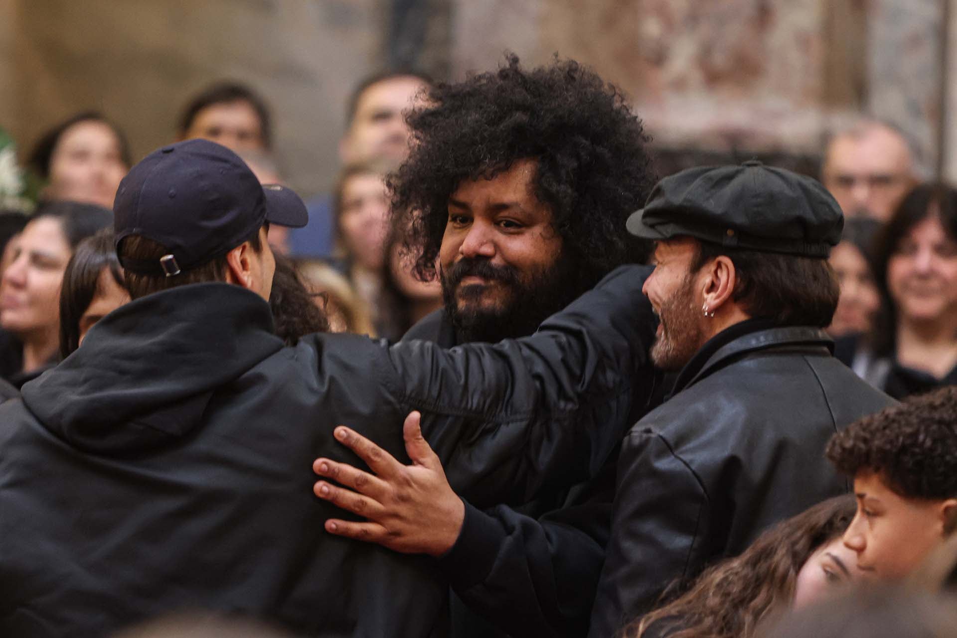 Matías Rada recibió el apoyo y el saludo de todos los presentes en el velatorio de su padre Foto: Gastón Britos / FocoUy