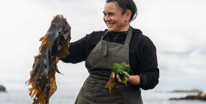 La señora de las algas: vive “en medio de la nada” y cocina para frenar la invasión de una especie japonesa en el mar argentino