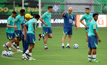 Dorival Junior y los jugadores
