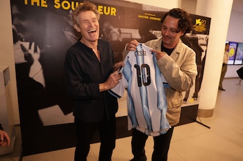 Con una gran sonrisa, Dafoe