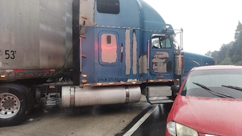 El accidente en Carretera a El Salvador, protagonizado por un tráiler y dos vehículos particulares, provocó obstrucción del tráfico hacia la Ciudad de Guatemala y complicaciones viales. (Foto cortesía PMT)
