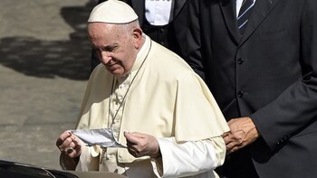 Papa Francisco con una mascarilla