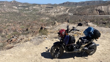 Más de 10.000 millas en moto: la travesía con la que entró al Guinness