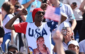 Snoop Dogg celebrando en el partido de vóleibol playa femenino entre Estados Unidos y Francia
REUTERS/Dylan Martinez