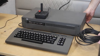 Fiebre retro: jubilado vende más de 2 mil computadoras guardadas en un granero desde 1989