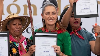 Sheinbaum restituye tierras en Atenco a 20 años de la represión del Mayo Rojo
