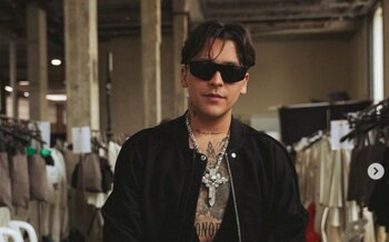 El cantante utiliza joyería lujosa