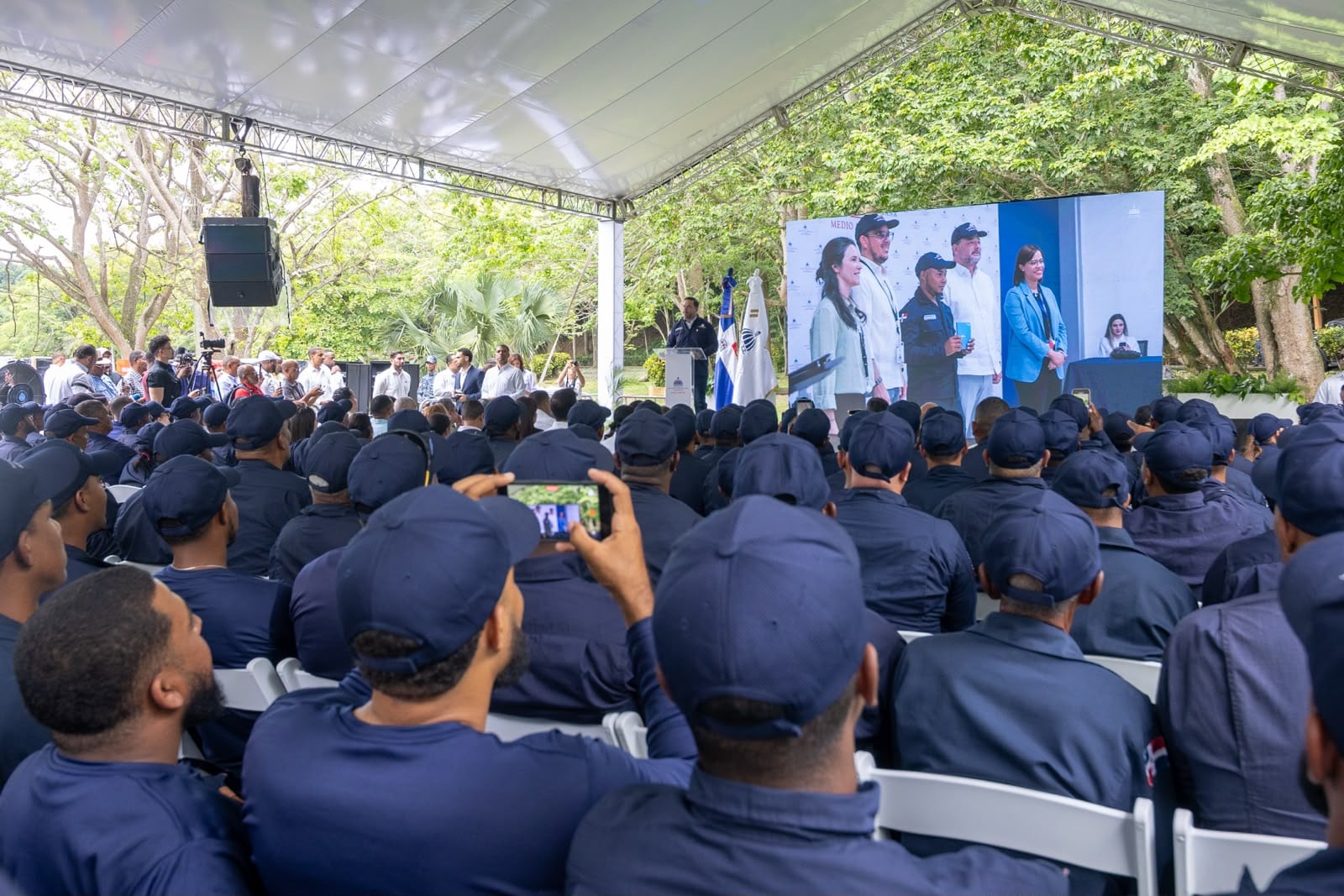La cartera ambiental puso en marcha un plan de mejora laboral que suma nueva dotación y tecnología para reforzar la vigilancia de las áreas protegidas, en una estrategia presentada junto a la vicepresidenta Raquel Peña. Foto cortesía Gobierno.