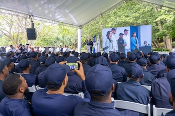 La cartera ambiental puso en marcha un plan de mejora laboral que suma nueva dotación y tecnología para reforzar la vigilancia de las áreas protegidas, en una estrategia presentada junto a la vicepresidenta Raquel Peña. Foto cortesía Gobierno.