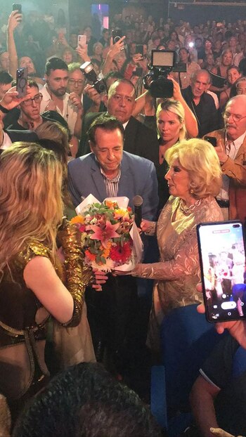 Mirtha recibió un ramo de