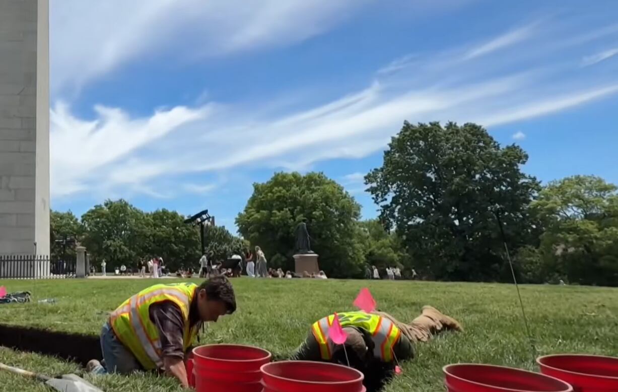 Un equipo de arqueólogos hallaron balas, un foso y restos de un fuerte en el sitio de la batalla de Bunker Hill durante una excavación en Charlestown (CBS Boston)