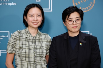Yang Shuang-zi (der.), autora de 'Taiwan Travelogue', y la traductora Lin King posan en el Premio Booker Internacional 2026 en Londres, Reino Unido, el 19 de mayo de 2026. EFE/EPA/DAVID CLIFF