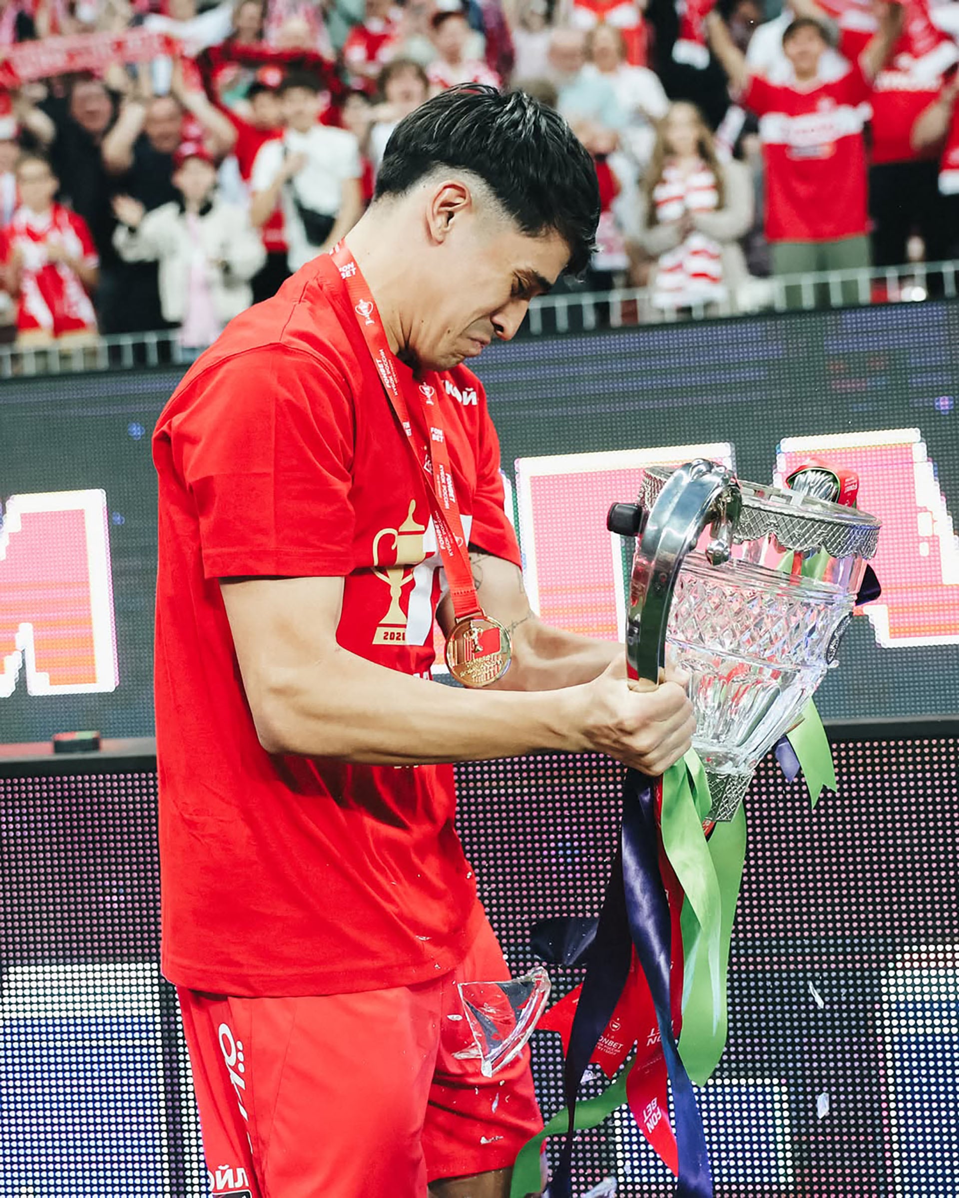 Pablo Solari, jugador de fútbol, rompe el trofeo de cristal durante los festejos por el campeonato
