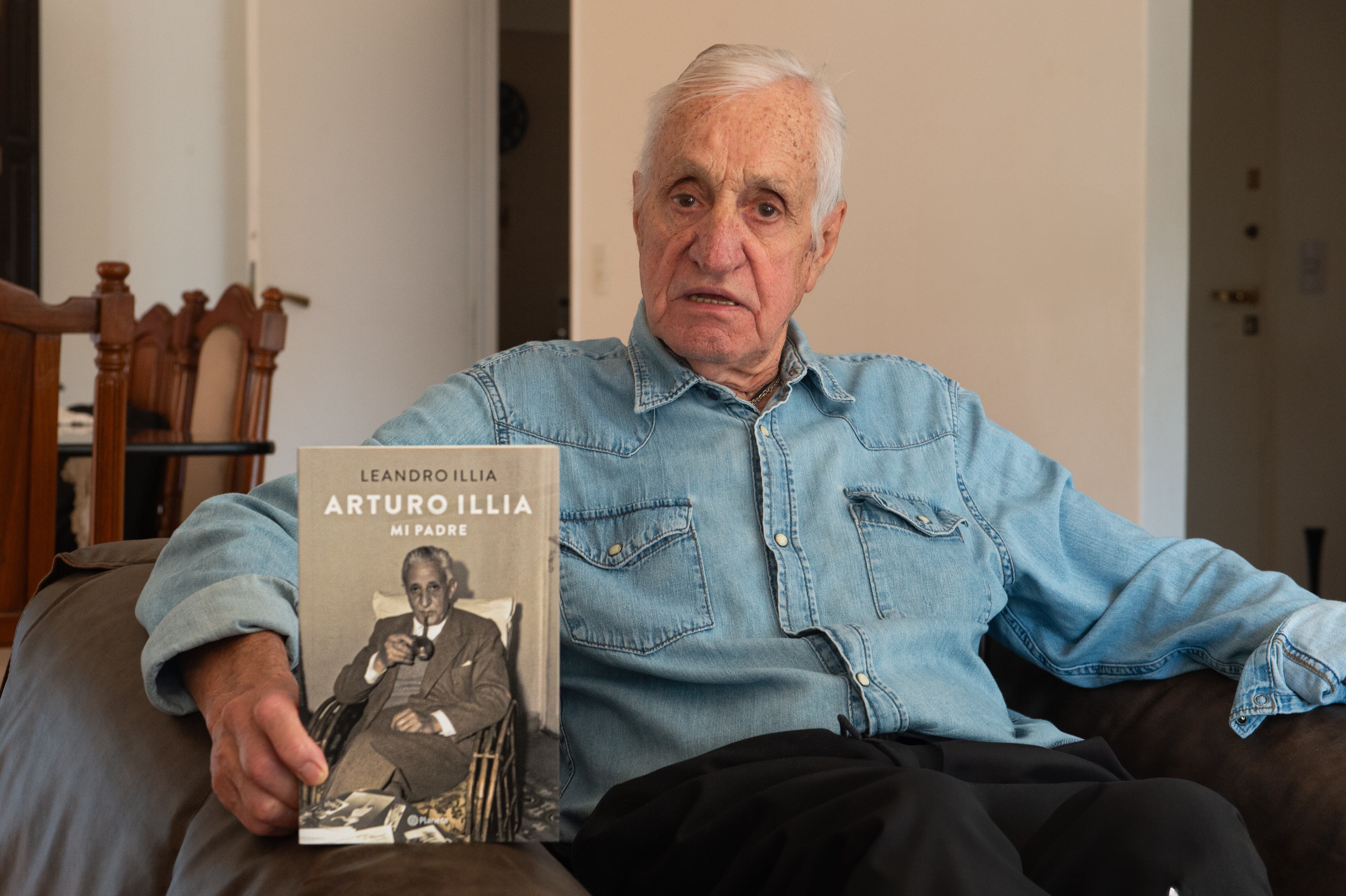 Leandro Illia y el libro sobre la historia y las ideas de su padre, Arturo. (Jaime Olivos)