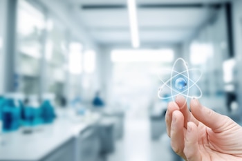 La imposibilidad de almacenar grandes cantidades de isótopos como respaldo frente a interrupciones convierte a la planificación de la producción en un punto central de esta cadena (Imagen: Shutterstock)