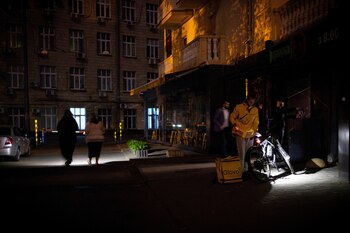 Un corte de luz en Kiev por los ataques rusos (REUTERS/Thomas Peter/Archivo)